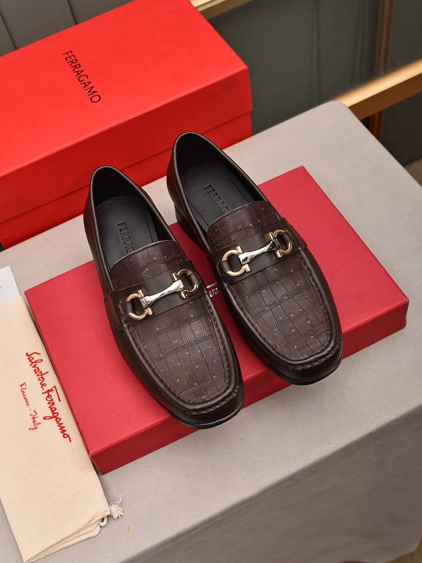 Men's shoes 💰: 460 [Original running volume and quality] Brand: Ferragamo (Ferragamo) Size: Men's size 38/44 (45 can be customized) Grade: Same style as the official website High-end quality men's shoes Material: Original first-layer calfskin Water-dyed cowhide lining Original outsole Style categories: Men's fashion formal business casual leather shoes Slip-on men's high-top series Young fashion European and American trends British style Casual matching Comfortable on the feet
